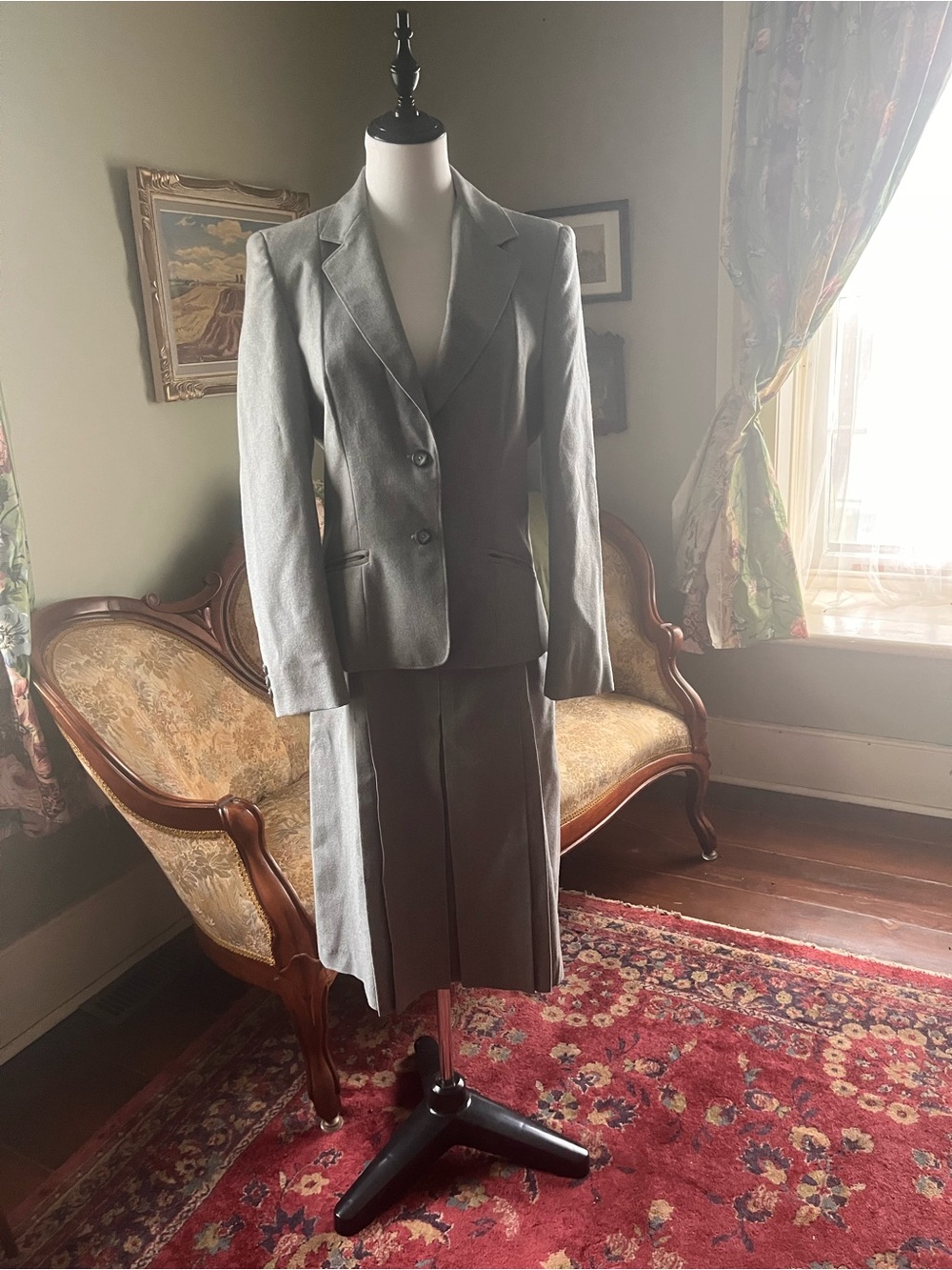 1979’s Vintage Gray Women's Wool Skirt Suit - Blazer & Box Pleated Skirt
